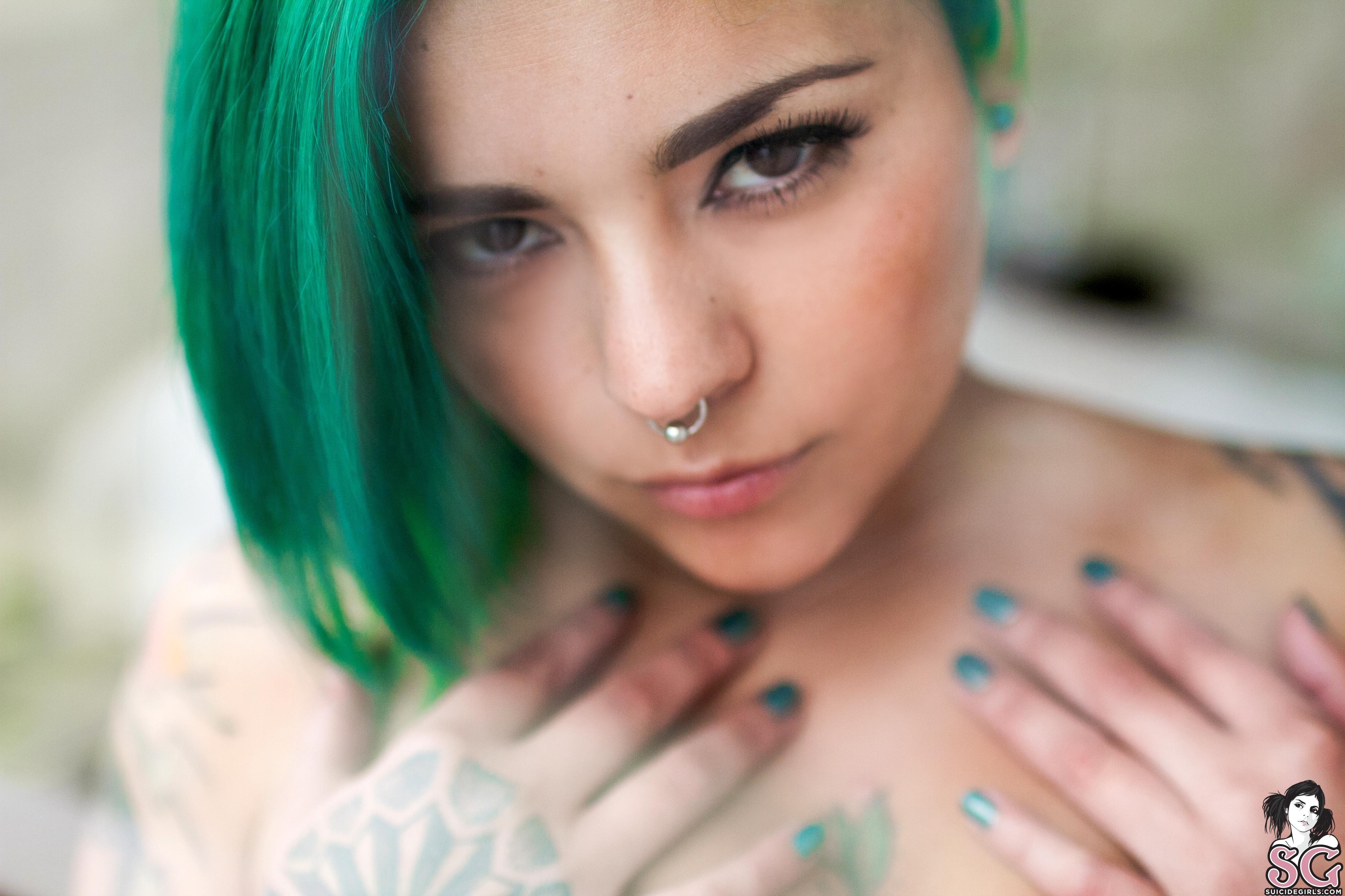Beautiful Suicide Girl Fe Green Poison 48 HD iPhone Retina Image.