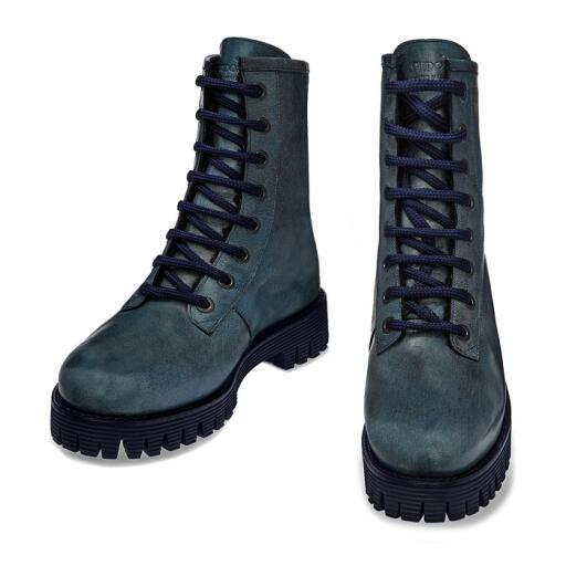 Vintage and with character: elevator boots made with upper in fine blue Cordovan leather featuring  a natural aged effect and a tone-on-tone striped sole in superlight rubber.
https://www.guidomaggi.com/us/ithaca.html