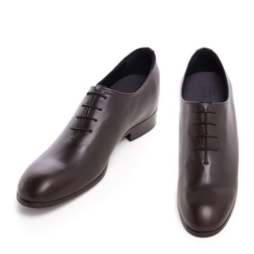 Wholecut" refined elevator shoe in dark brown full grain calfskin. A shoe obtained thanks to a meticulous handcrafting technique in which the upper is created using a single piece of leather without stitching.
https://www.guidomaggi.com/us/luxury-collection/dress-shoes/piazza-duomo-detail
A luxurious and refined shoe able to increase height by 2.4 inches. With its extreme comfort and elegance it is ideal to wear at any occasion.