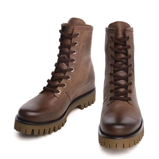 Elevator boot with upper in waxed calf leather featuring a particular brown texture with darker shades on the toe that enhance its vintage appeal. The olive-green striped rubber sole ensures maximum comfort.https://www.guidomaggi.com/us/luxury-collection/elevator-boots/brentwood-detail