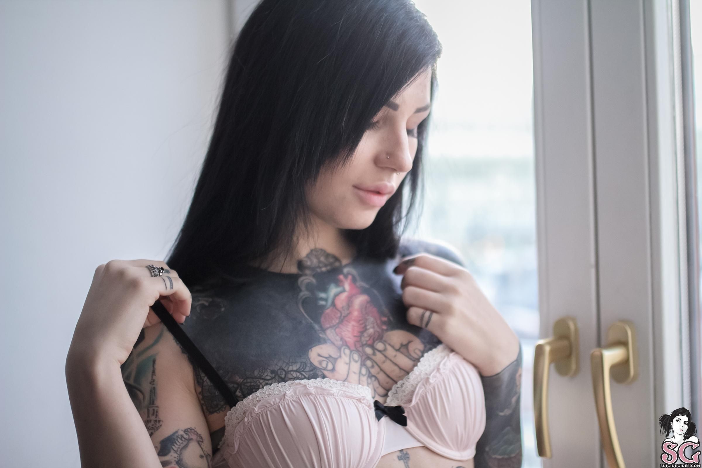 Beautiful Suicide Girl Chrisrayn Gentle Morning (12) HD 2400 px iPhone Imag...