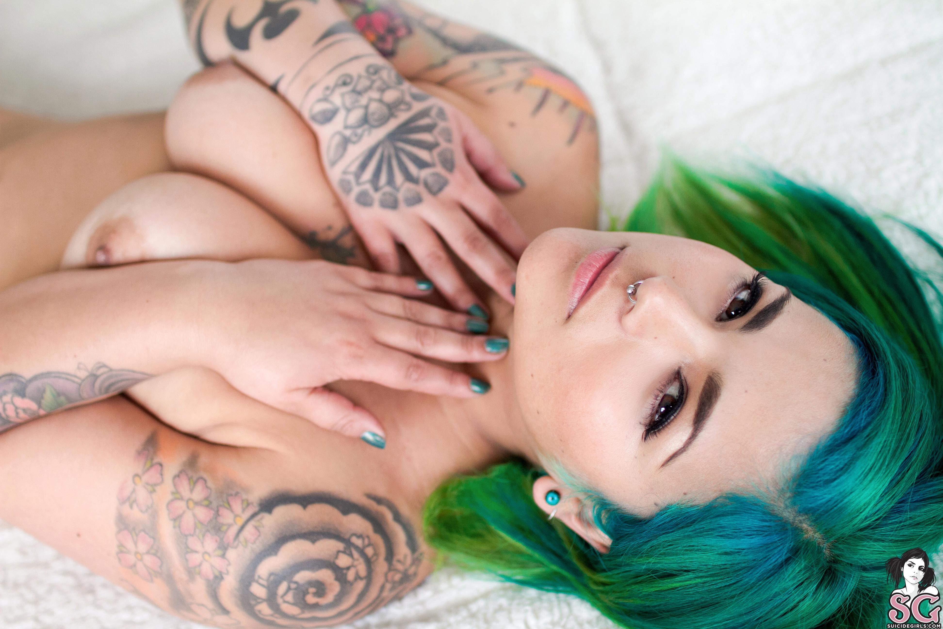 Image Beautiful Suicide Girl Fe Green Poison 42 HD iPhone Retina Image in S...