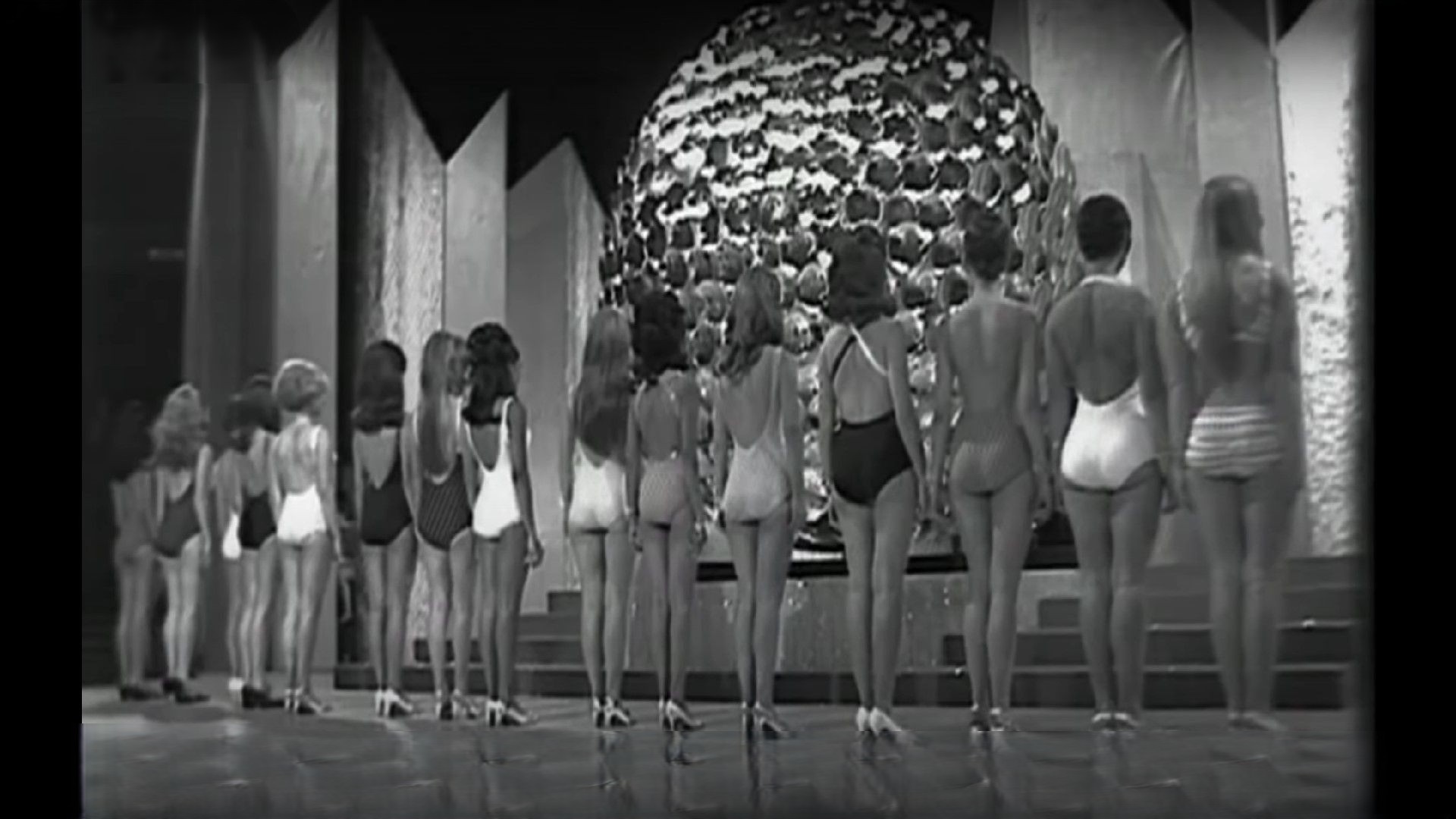"Turning the Girls" - Miss World contest swimsuit format in the 1960s 97SoE3
