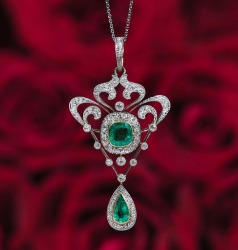 The ethereal lines of the Art Nouveau style frame the central emerald, while another drop is suspended beneath. Diamonds in platinum provide contrast to the lush green gemstones. As befits such a precious jewel, it can be worn in two ways: as a pendant or a brooch. Both the pendant bail and brooch pin are removable.

#VintageJewelry #AntiqueJewelry #VintageandAntiqueJewelry #EdwardianJewelry #1905