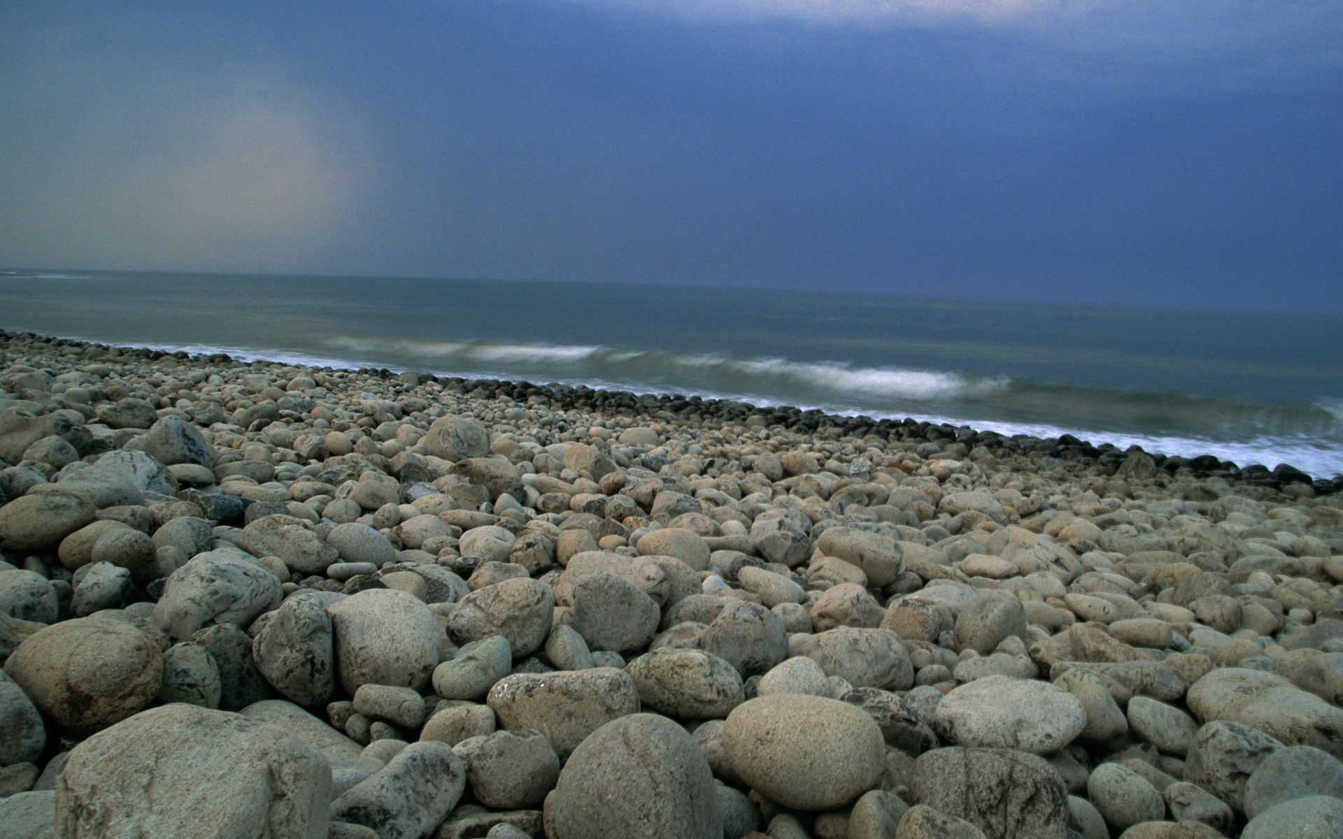 каменистый пляж без смс