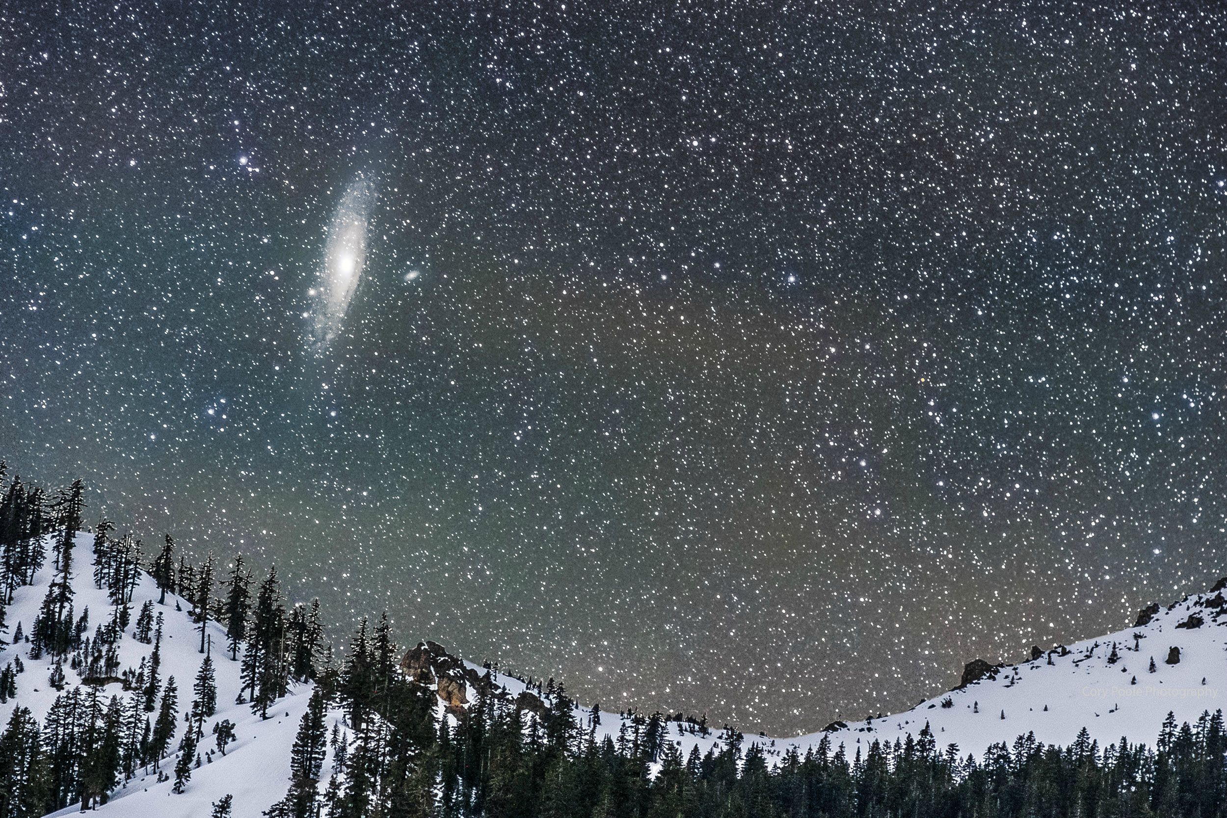 Количество видимых на небе простым глазом звезд. Галактика Андромеды невооруженным глазом. Туманность Андромеды Галактика на небе. Галактика Андромеда с земли. Галактика Андромеда на ночном небе.