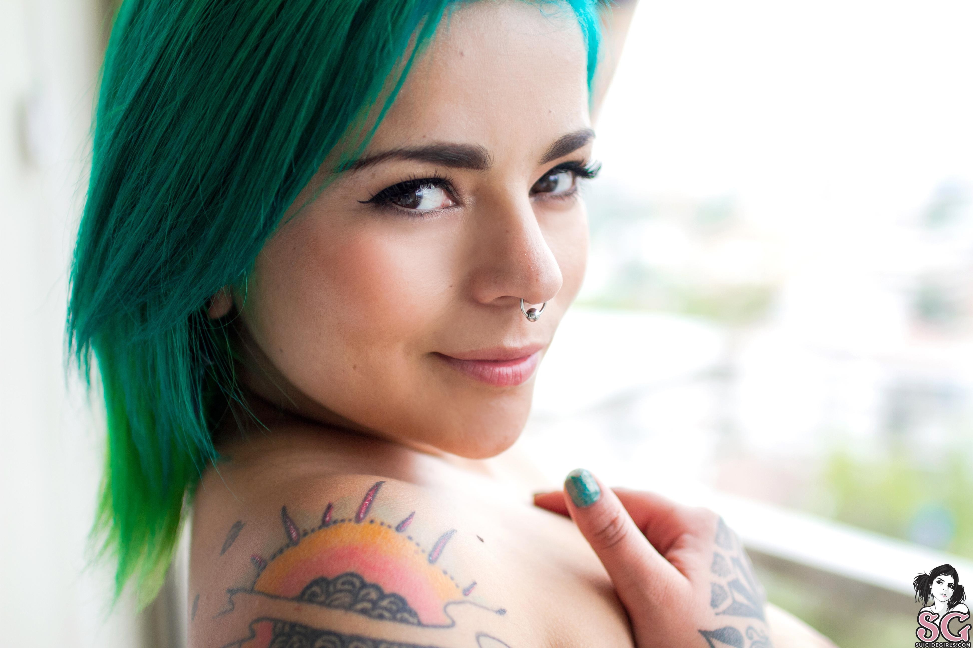 Beautiful Suicide Girl Fe Green Poison 50 HD iPhone Retina Image.