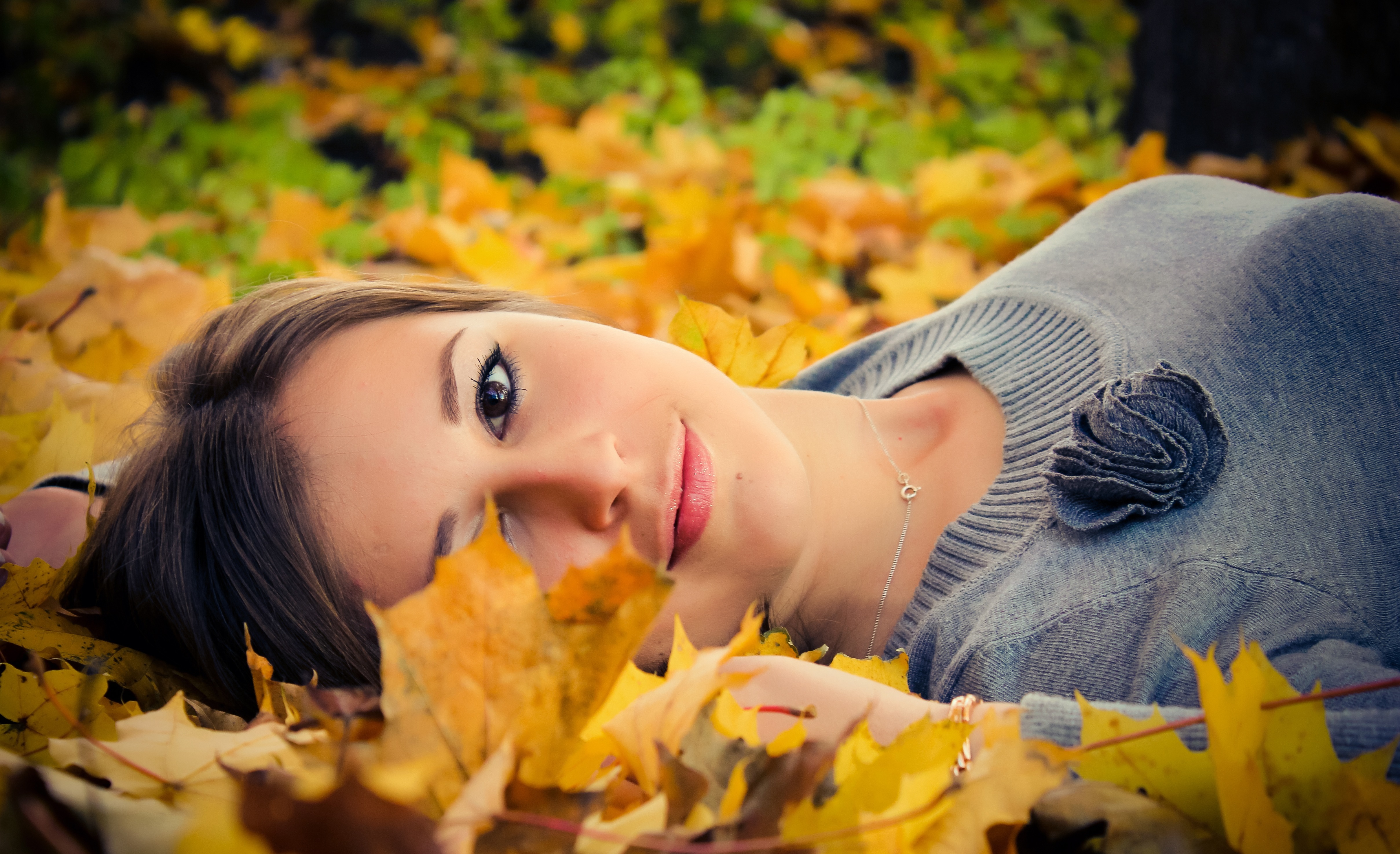 Красивые женщины осень. Девушка в осенней листве. Осенняя фотосессия. Фотосессия в листьях. Фотосессия с осенними листьями.