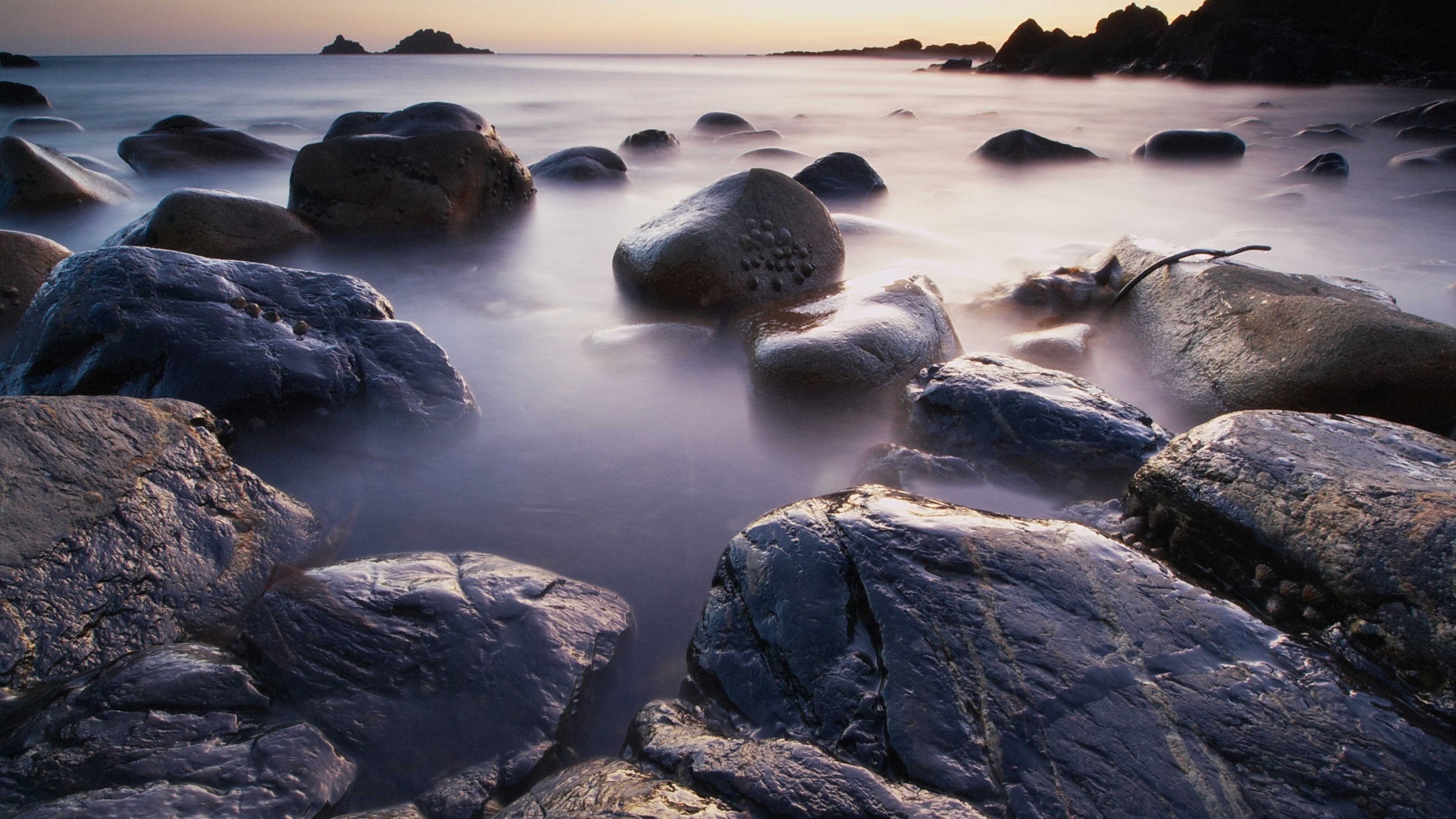 И вода берега берет. Камни в природе. Море камни. Красивые камни в воде. Природа вода камни.